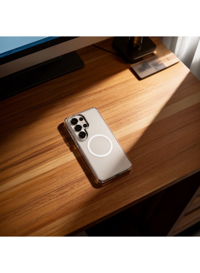 ليفيلو حافظة سامسونج S26 الترا متوافقة مع MagSafe، تتميز بصلابة الكريستال، وإطار معدني مرتفع، مع حواف مقاومة للصدمات، ومصنوعة من بولي كربونات شفاف بسماكة 2.0 ملم مع تقنية Ever-Clear للوضوح الدائم. - Image 3